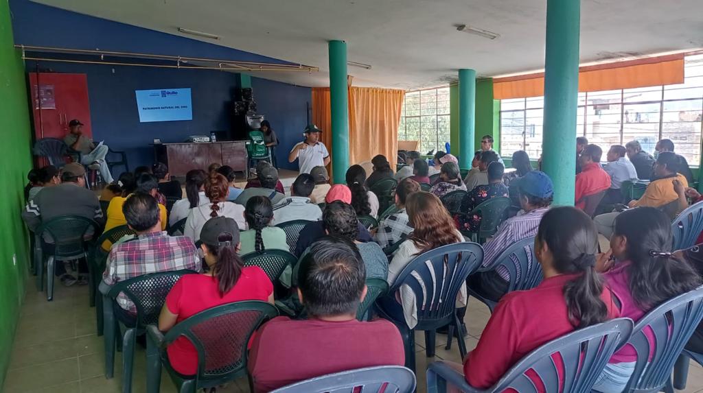 ambientequito's tweet photo. 🌳#AmbienteEnTerritorio | Participamos en un conversatorio con moradores de San Juan Loma Bajo de Llano Grande, tratando temas relacionados al cuidado de quebradas y prevención de incendios con la metodología “Mochila de prevención de incendios forestales”
#QuitoRenace https://t.co/EOrrJreyOC