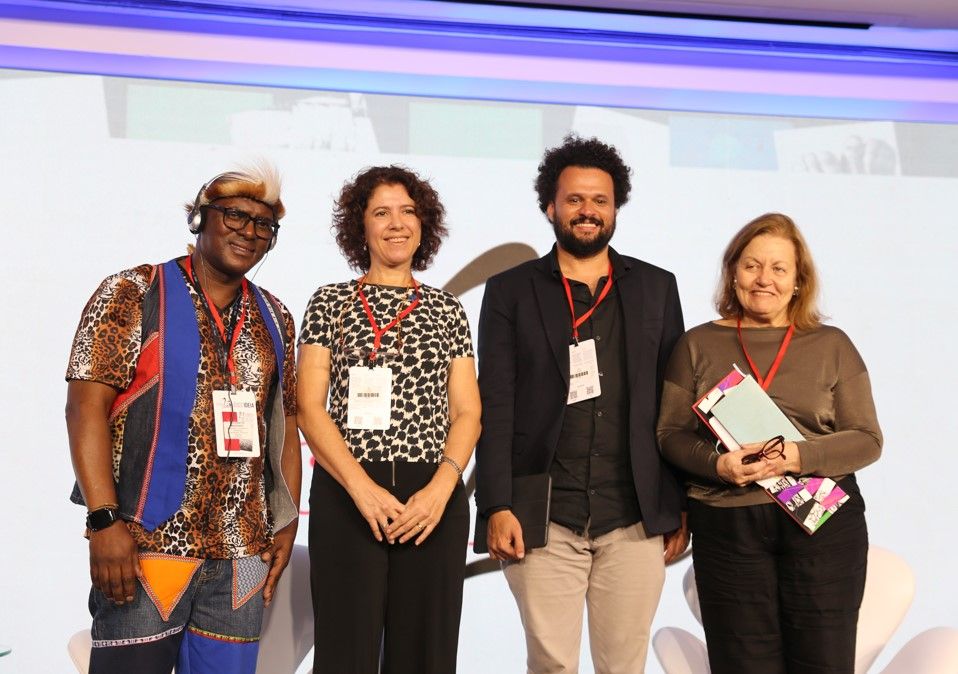 <a href="/unicampoficial/">unicampoficial</a> <a href="/luizaugustocam/">Luiz Augusto Campos</a> <a href="/DadosRevista/">DADOS</a> <a href="/saritaal/">Sarita Albagli</a> <a href="/SAJS_Official/">SAJournalofScience</a> Durante o painel, os participantes discutiram diferentes abordagens sobre o que precisa ser feito na comunicação científica para promover a diversidade, a equidade e a inclusão, dando ênfase ao multilinguismo e à pluralidade #SciELO25