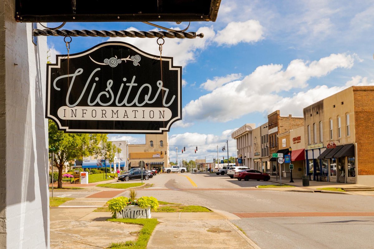 MurrayKentucky's tweet photo. Happy #WorldTourismDay🌎

Murray, KY inhabits a small corner of this world, but we continue to welcome visitors from all walks of life! Visit us to enjoy vibrant public art, collegiate pride, flourishing small businesses, and historic stories!

#FeelsLikeHome #MurrayKY  #TravelKY https://t.co/KpV3MYyZiF