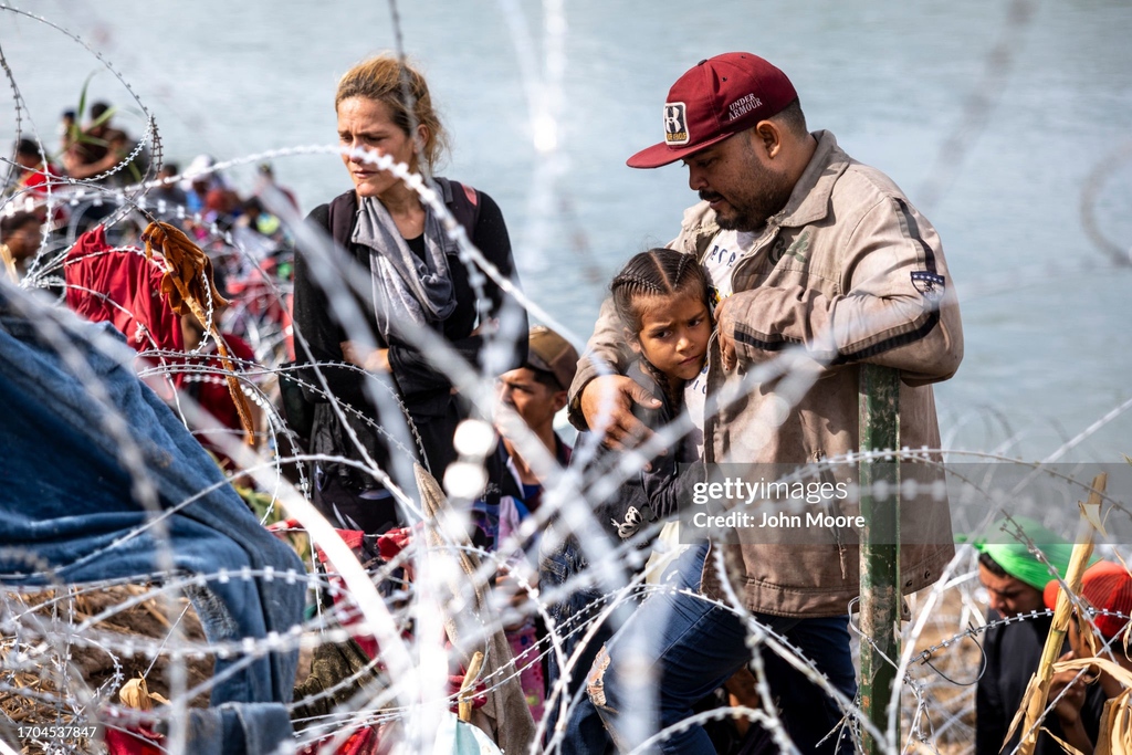 GettyImagesNews's tweet image. Immigrants cross the Rio Grande from Mexico into the U.S. as Border Patrol agents look on in Eagle Pass, Texas. A surge of asylum-seeking migrants has put pressure on U.S. immigration authorities, reaching record levels in the last week. 📷️: @jbmoorephoto #immigration #USborder