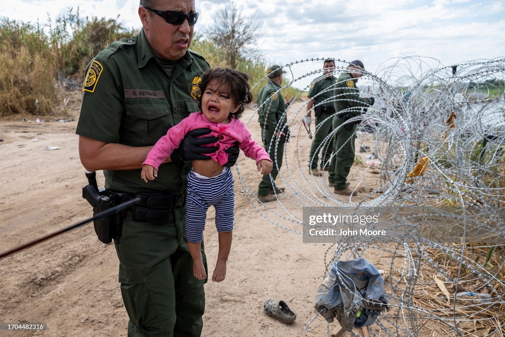 GettyImagesNews's tweet image. Immigrants cross the Rio Grande from Mexico into the U.S. as Border Patrol agents look on in Eagle Pass, Texas. A surge of asylum-seeking migrants has put pressure on U.S. immigration authorities, reaching record levels in the last week. 📷️: @jbmoorephoto #immigration #USborder
