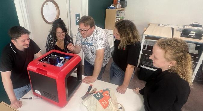 SebLanglois's tweet image. #LearnMakeShare... Dernier jour de formation pour les enseignants enthousiastes de l&apos;école Josephine Baker de @NogentsurOise, venus travailler à @canope_60  sur le projet #fablabalecole. Place aux projets, toujours accompagnés par l&apos;atelier #canope
 #innovation #imprimante3d