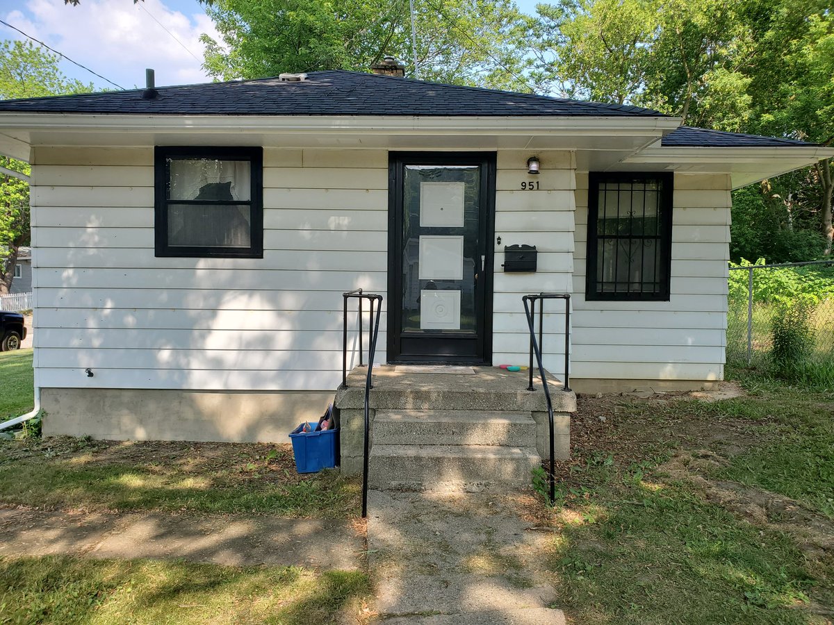 2 Bed
1 Bath
Basement
854 Sq. FT.
Corner Lot
Flint School District
$35,000.00
#KellerWilliamsFirst #Mashiska1 #NewListing #JustListed #ForSale #KWFPP #Flint #FlintMichigan