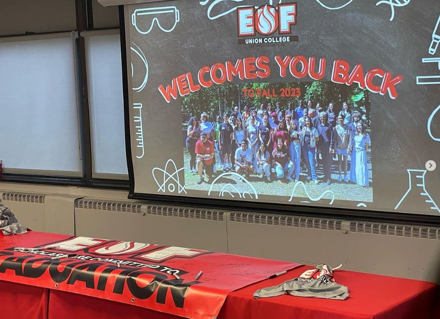 UnionCollegeEOF's tweet photo. Kick off to the Fall Semester with our Welcome Back event! EOF Scholars and staff enjoyed amazing Dominican food, Hispanic music, fun games and demonstrated their commitment to graduating by signing the EOF Banner! #ProudEOFscholars #EOFfamily https://t.co/pVYO7ABWzi