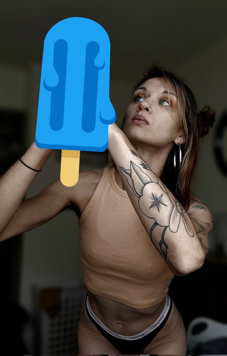 zaddygrl's tweet photo. i bet you literally could not guess what im holding https://t.co/6Wq0MIzDQU