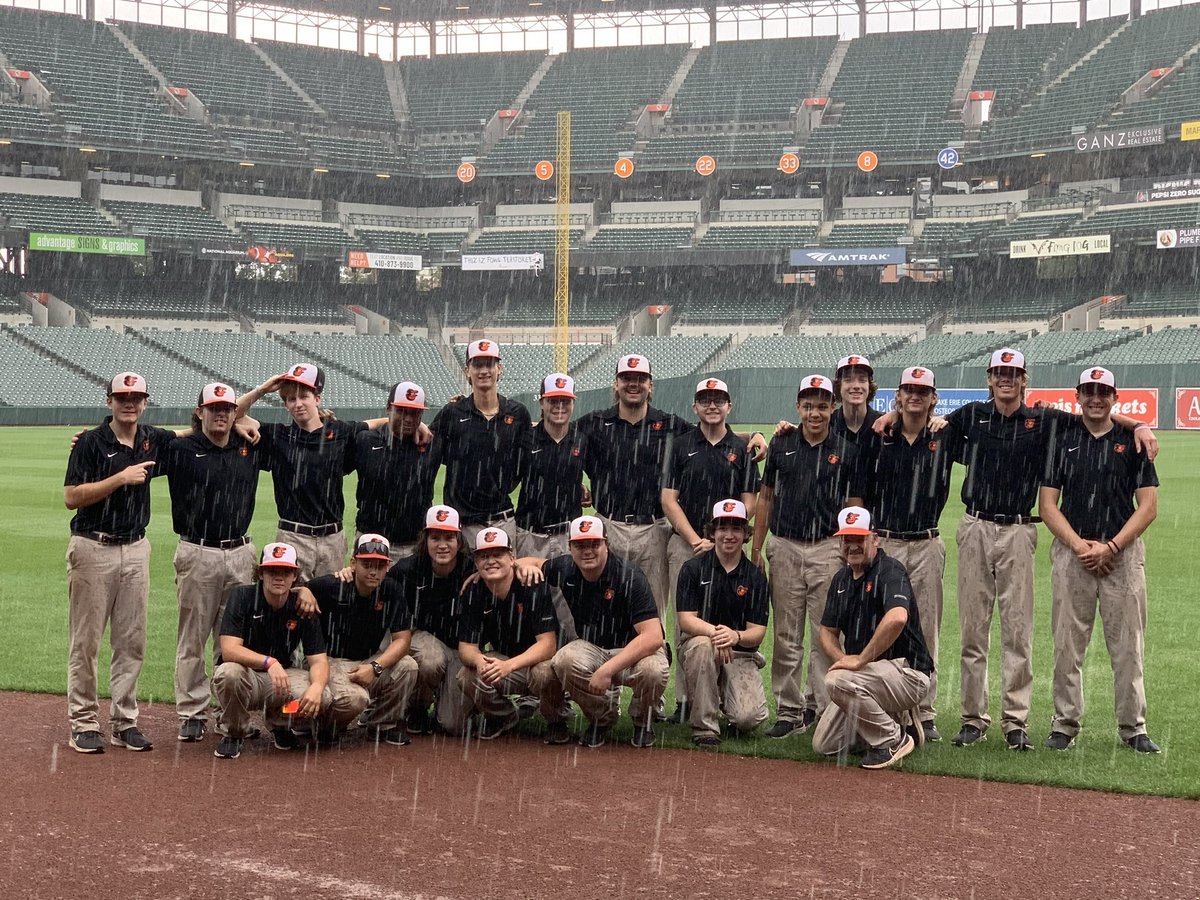 nsherry2's tweet photo. Orioles Tarp Crew, rain and all♥️🤩 https://t.co/f8WoU5UCvA
