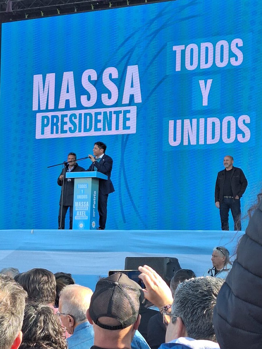 udocbacentral's tweet photo. #UDOCBApresente, con nuestro Sec. General @AlejandrooSalce, la Sec. Adjunta @adrianamonje80, integrantes del Consejo Directivo Provincial, compañeras y compañeros, en el acto de relanzamiento de campaña de @unionxlapatria, realizado en Defensores de Cambaceres, en Ensenada. https://t.co/ZbmtrSvCNU