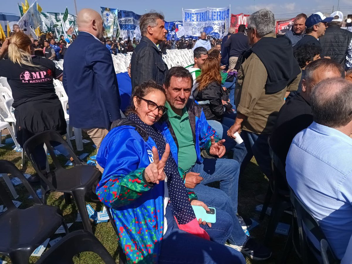 udocbacentral's tweet photo. #UDOCBApresente, con nuestro Sec. General @AlejandrooSalce, la Sec. Adjunta @adrianamonje80, integrantes del Consejo Directivo Provincial, compañeras y compañeros, en el acto de relanzamiento de campaña de @unionxlapatria, realizado en Defensores de Cambaceres, en Ensenada. https://t.co/ZbmtrSvCNU