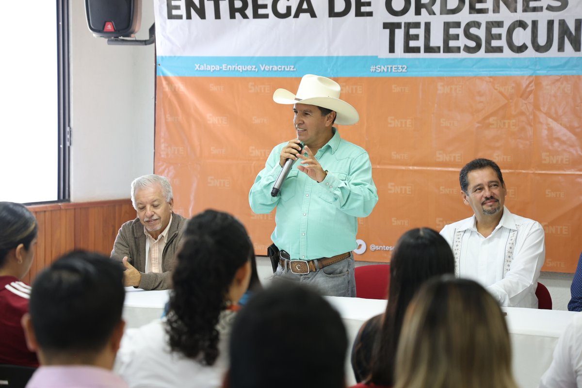 snteseccion32's tweet photo. El día de hoy, en esta su casa la Sección 32 del SNTE, nuestro Secretario General Profr. Daniel Covarrubias López hizo una entrega más de órdenes de presentación, esta vez para...https://t.co/MjCiM2jjcb

En el #SNTE32 y en el #EquipoPolítico ¡Trabajamos para ti! https://t.co/TId7i4yjaZ