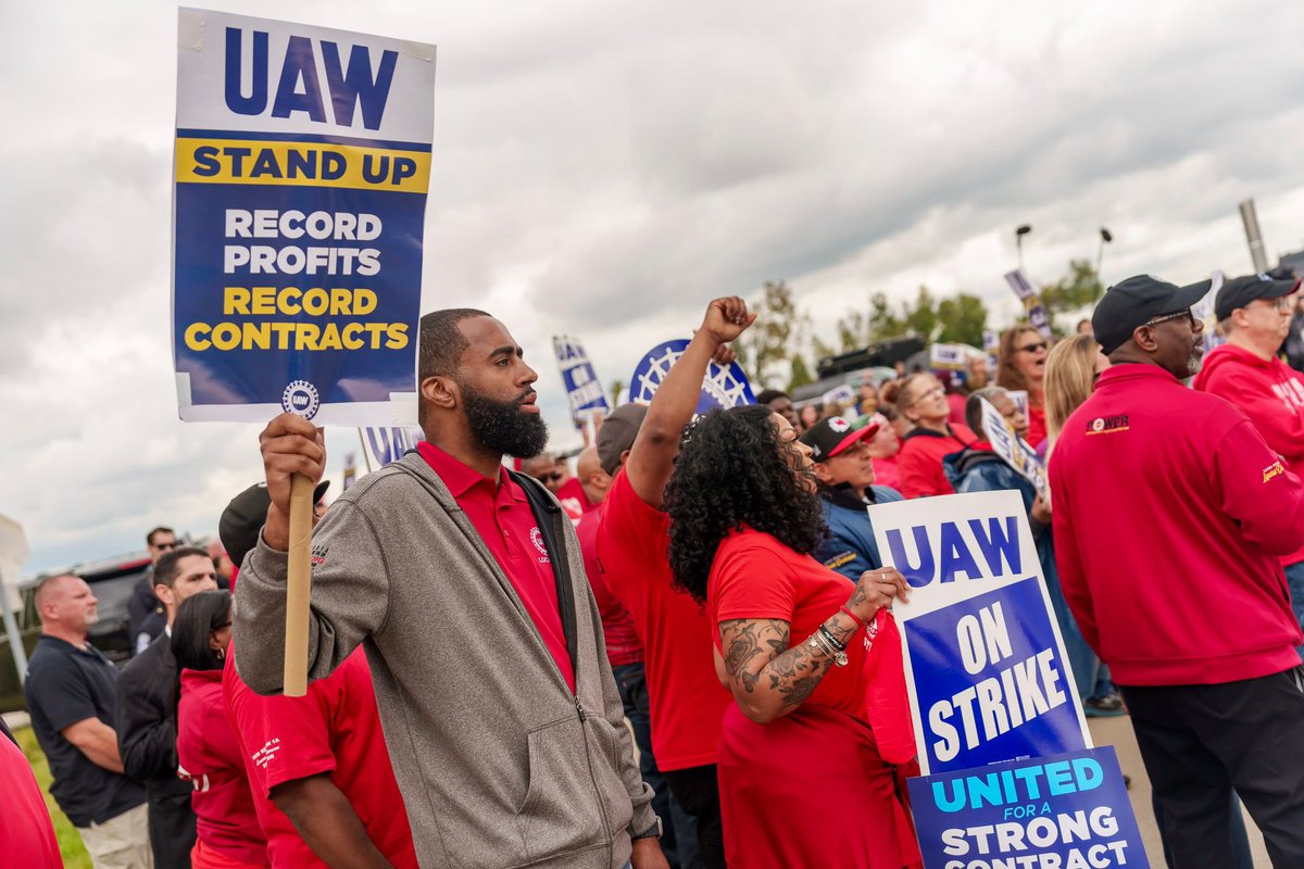 UAWLocal1284's tweet image. UAW #Local1284 members standing in solidarity w/our brothers and sisters at UAW #Local174, GM Willow Run Redistribution Center
@UAW  @uawregion1a