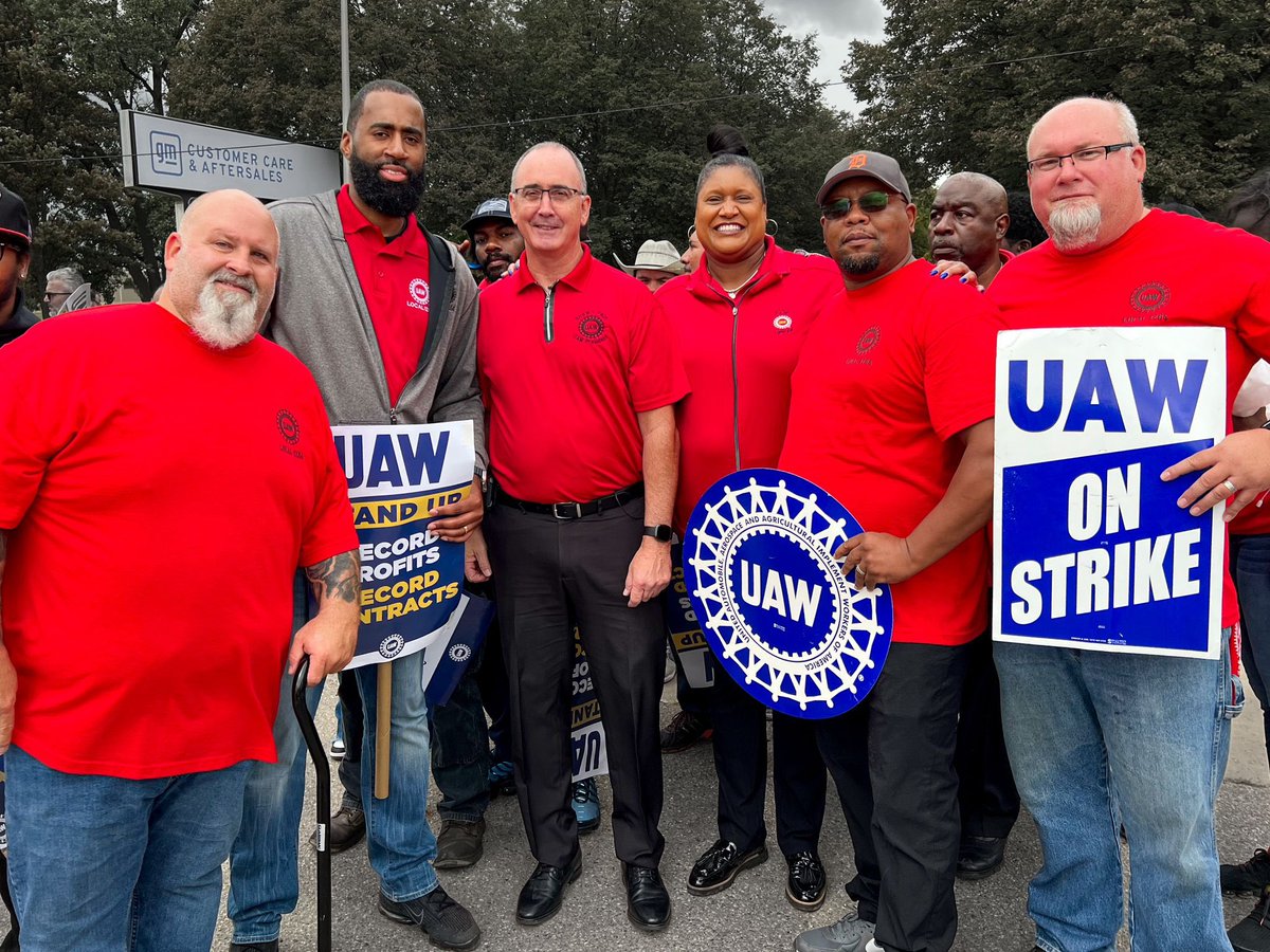 UAWLocal1284's tweet image. UAW #Local1284 members standing in solidarity w/our brothers and sisters at UAW #Local174, GM Willow Run Redistribution Center
@UAW  @uawregion1a