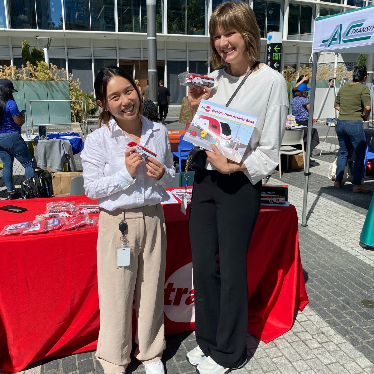 Caltrain's tweet image. Today @TransitCenterSF, joined by our partners to promote &amp;amp; educate riders on the Portal Project. TJPA Adam Van de Water, Executive Director &amp;amp; Lily Madjus, Comms &amp;amp; Legislative Affairs Director stopped by our information booth, thank you!

Learn more at: tjpa.org/uploads/2023/0…
