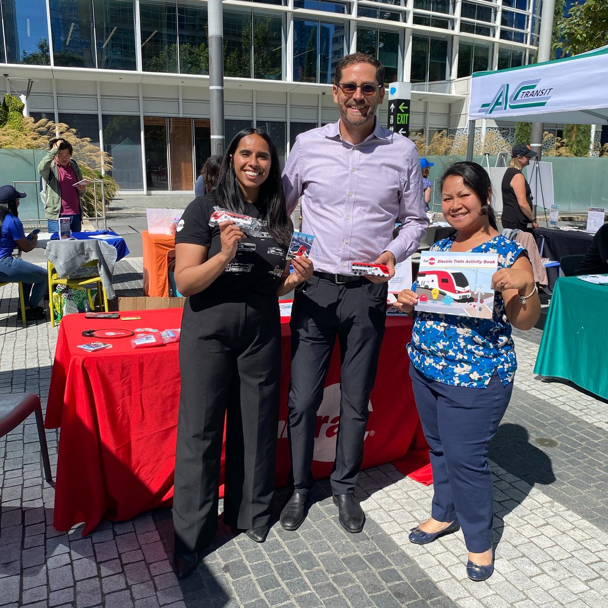 Caltrain's tweet image. Today @TransitCenterSF, joined by our partners to promote &amp;amp; educate riders on the Portal Project. TJPA Adam Van de Water, Executive Director &amp;amp; Lily Madjus, Comms &amp;amp; Legislative Affairs Director stopped by our information booth, thank you!

Learn more at: tjpa.org/uploads/2023/0…