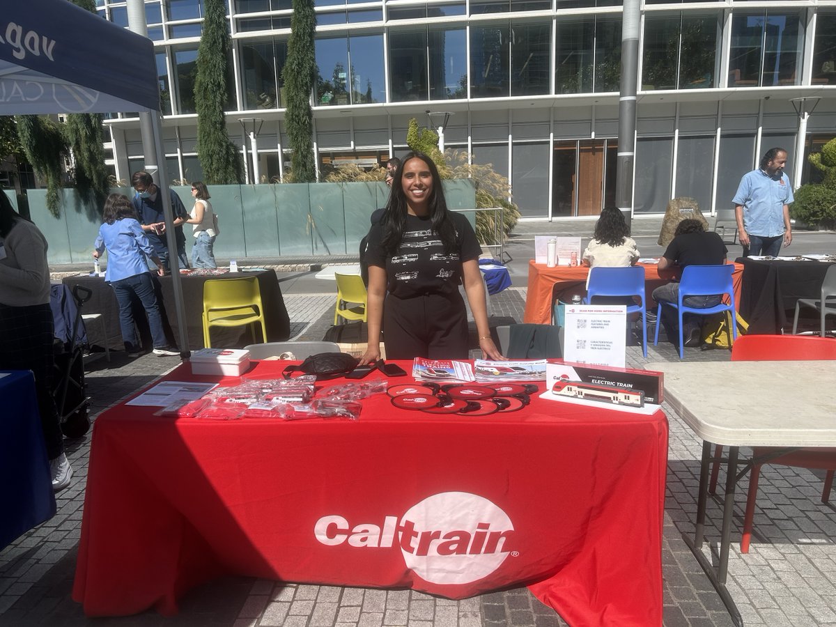 Caltrain's tweet image. Today @TransitCenterSF, joined by our partners to promote &amp;amp; educate riders on the Portal Project. TJPA Adam Van de Water, Executive Director &amp;amp; Lily Madjus, Comms &amp;amp; Legislative Affairs Director stopped by our information booth, thank you!

Learn more at: tjpa.org/uploads/2023/0…