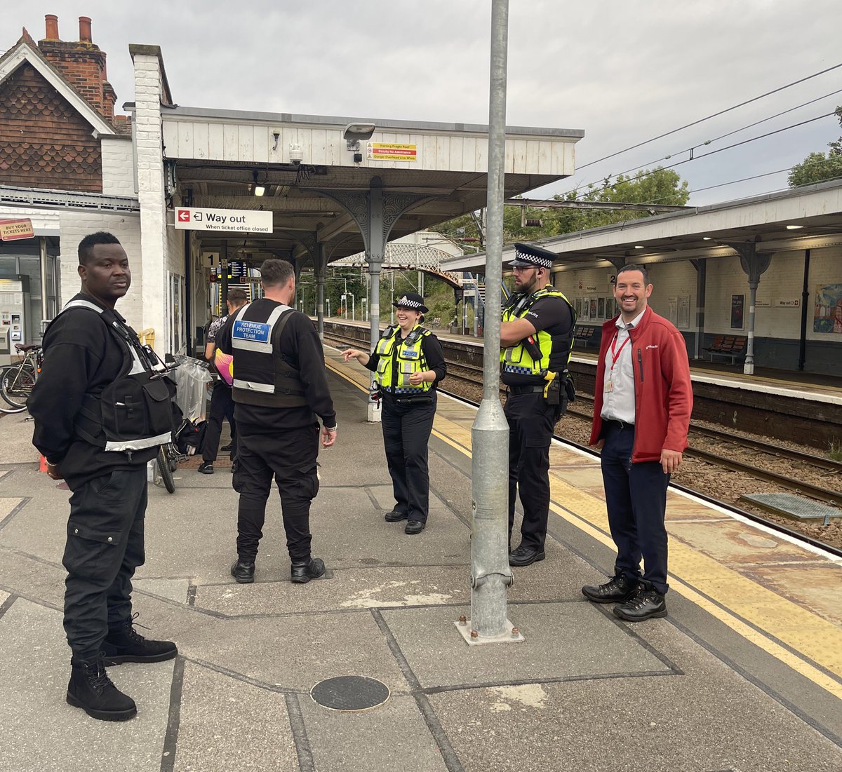 We’re out on patrol across the @greateranglia and @c2c_Rail networks this afternoon. 

Whilst out on patrol we’ve bumped into colleagues from @greateranglia and @LandSheriffs at #Prittlewell Station. 

- Text 61016 📳
- App #RailwayGuardian 📱 
- Emergency 999 📞🚨