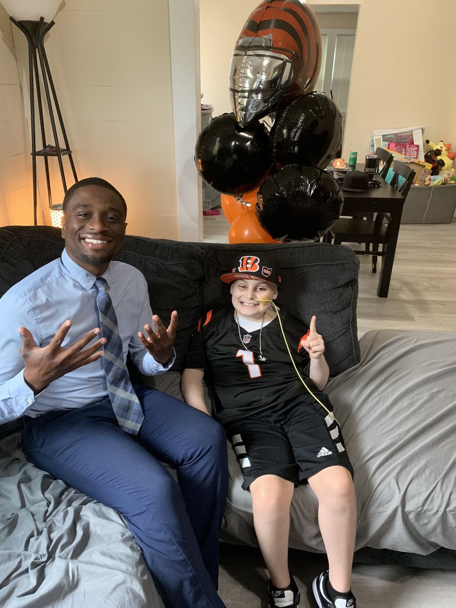 KendallHydeTV's tweet photo. Gavin Hogie smiles and throws up 1 for Ja'Marr Chase and I throw up 9 for Burrow. He's in hospice after doctors found a tumor on his brain last year. His family is working to make as many memories as possible. His last wish is to meet the @Bengals. Hear his story on @FOX19 at 5. https://t.co/LpiOajpohc