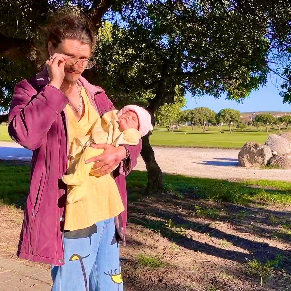 JungleLaz's tweet photo. #DaddyTip: Dress your baby to match with you, and it becomes a fashion accessory. 😎✨
#HipDaddy #HipHopArtist #RecordingArtist #MusicProducer #GolfEstate #Baby #NewBorn #fashion #style #styleinspo #outfitoftheday #ootd #lakers #lalakers #lakerscolors #LASZLO #JungleLaz https://t.co/MGc3wGEScs