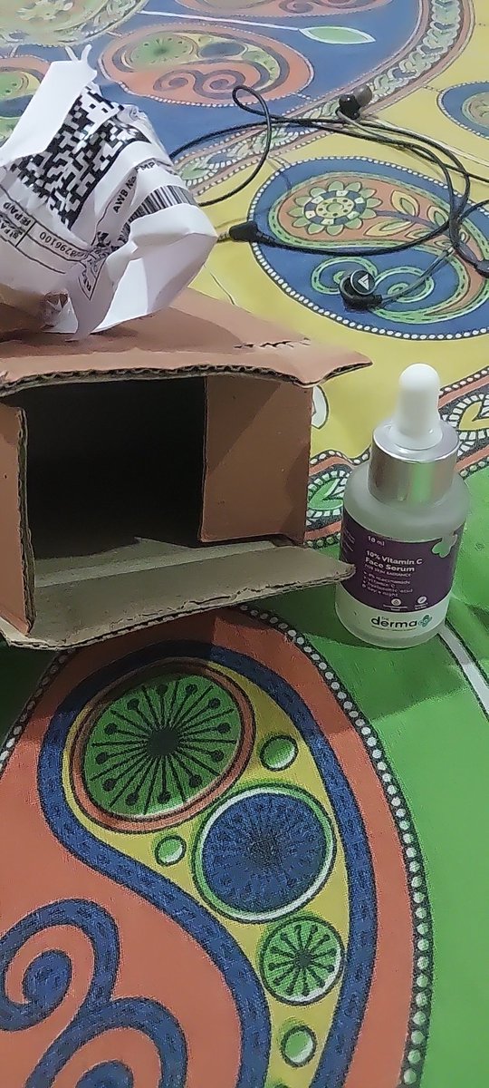 someone49673290's tweet photo. Another terrible exp @Flipkart. This serum shows 10 ml I had paid for 30ml. Even bottle looks old. No derma package box, as this bottle should be inside it. No return policy.
@_Kalyan_K continuous disgusting exp. https://t.co/OvMLq2Ic5p