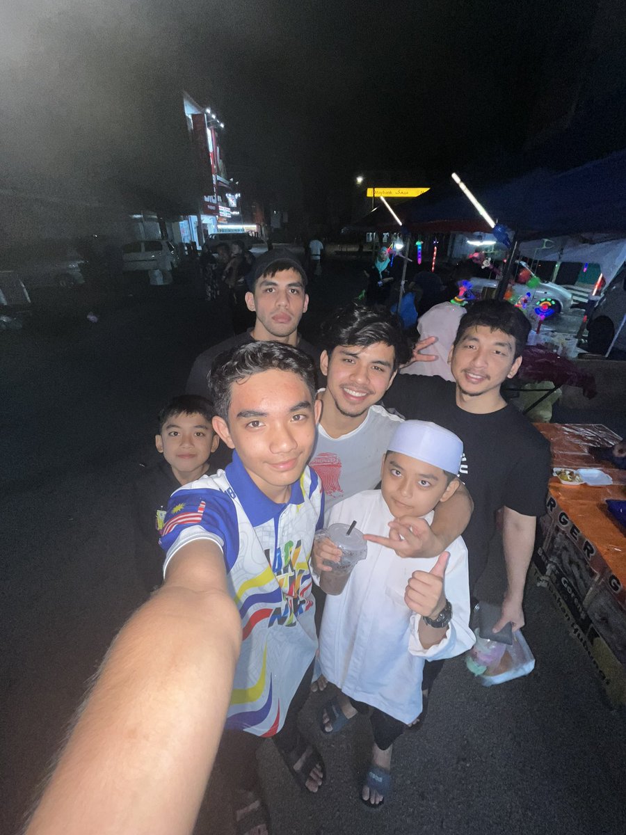 athifzulkafli's tweet photo. Siblings outing 
#pasarmalam https://t.co/vFIZpllJ8F