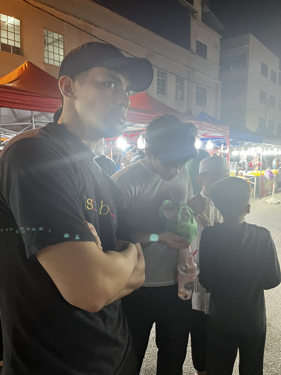 athifzulkafli's tweet photo. Siblings outing 
#pasarmalam https://t.co/vFIZpllJ8F