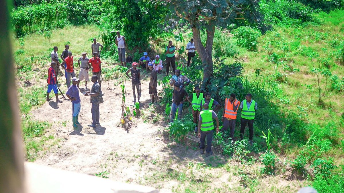 [ Top départ ]

Ce matin, nous avons officiellement donné le coup d'envoi à un projet structurant au niveau du village de Mandina Mancagne.

Notre objectif est de fournir et d'installer un système de pompage solaire, comprenant la mise en place d'un point de filtrage, ainsi que