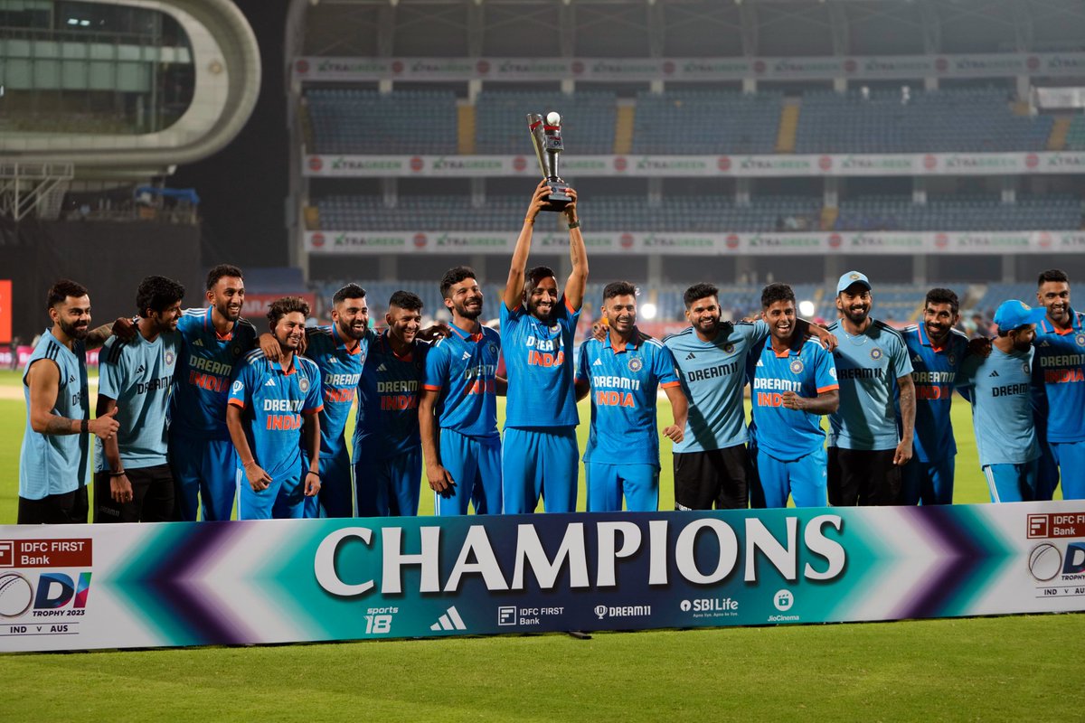 PhaseCricket's tweet photo. Saurashtra players as subs and it is nice to see they were in between the senior Indian players and raising the series-winning Trophy.#INDvAUS https://t.co/pfD5FXaVuZ
