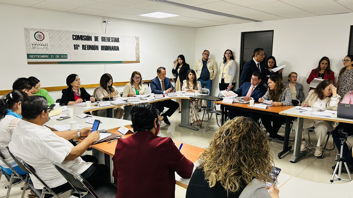 JazminJaimesAl1's tweet photo. #ComisiónDeBienestar hoy sesionamos de manera presencial para analizar las iniciativas pendientes y aprobamos el informe semestral. En trabajo legislativo #Andamos. Y con gustos lo hacemos. #SureñaDeCorazón♥️ https://t.co/UDdy45gann