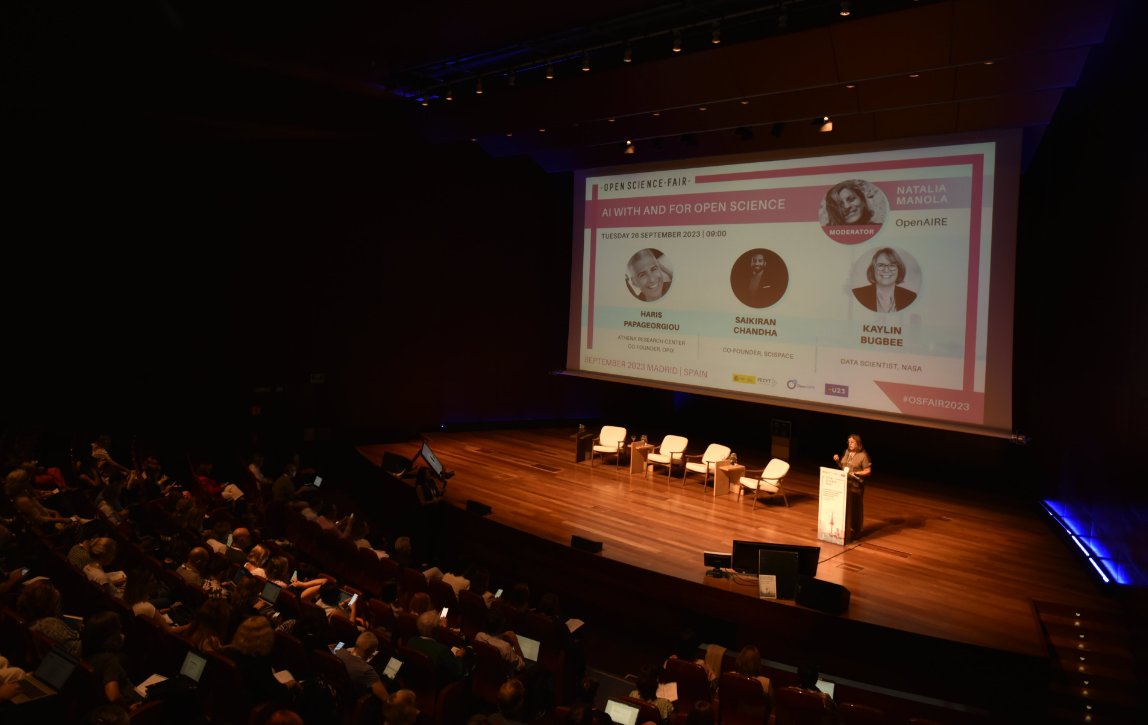 scispace's tweet image. #OSFAIR2023’s second day was eventful with the panel discussion on “AI with and for Open Science”.

SciSpace CEO and Co-founder, @saikiranchandha joined two other panelists in discussing the use of #AI and #OpenScience, and how they can support scientific research.

Highlights👇