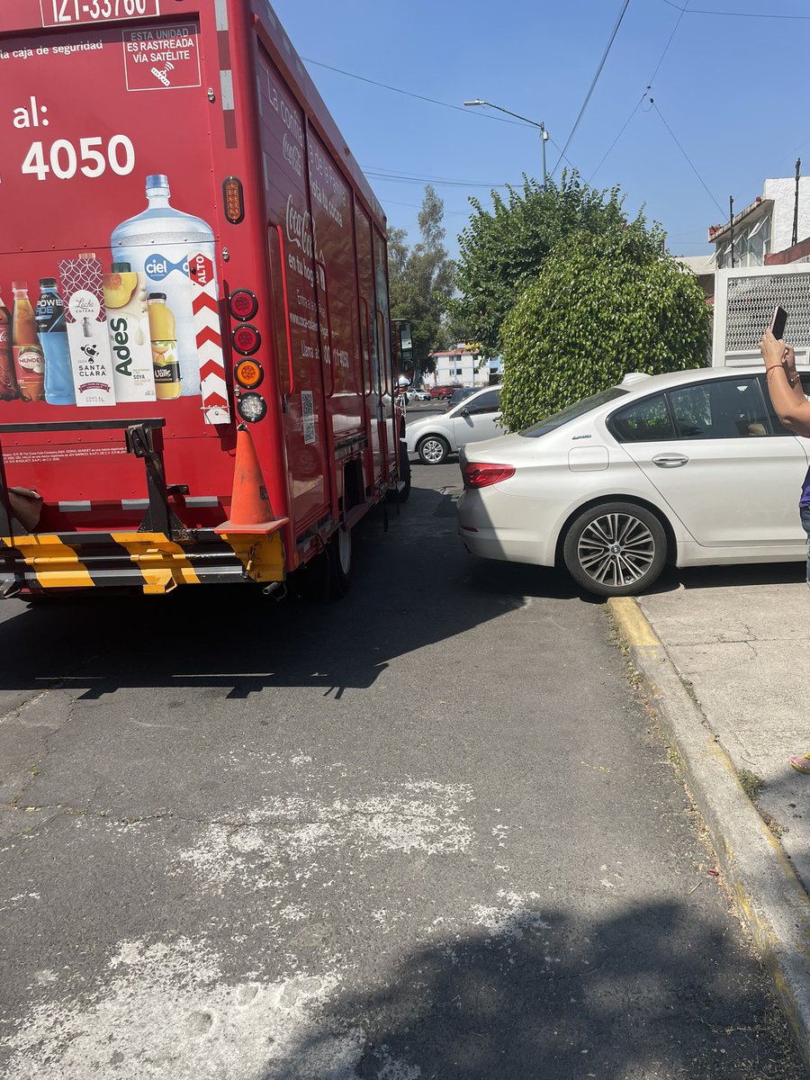 johnston_monse's tweet photo. @CocaColaFM será que puedan venir a quitar su camión de mi entrada para que yo pueda salir? Si la sitúa fuera una emergencia quién correría con los gastos funerarios? No es posible que pongan el camión en una entrada y que nadie se quede… hoy no llego a la escuela pero y mañana? https://t.co/gVaPBI6iiy