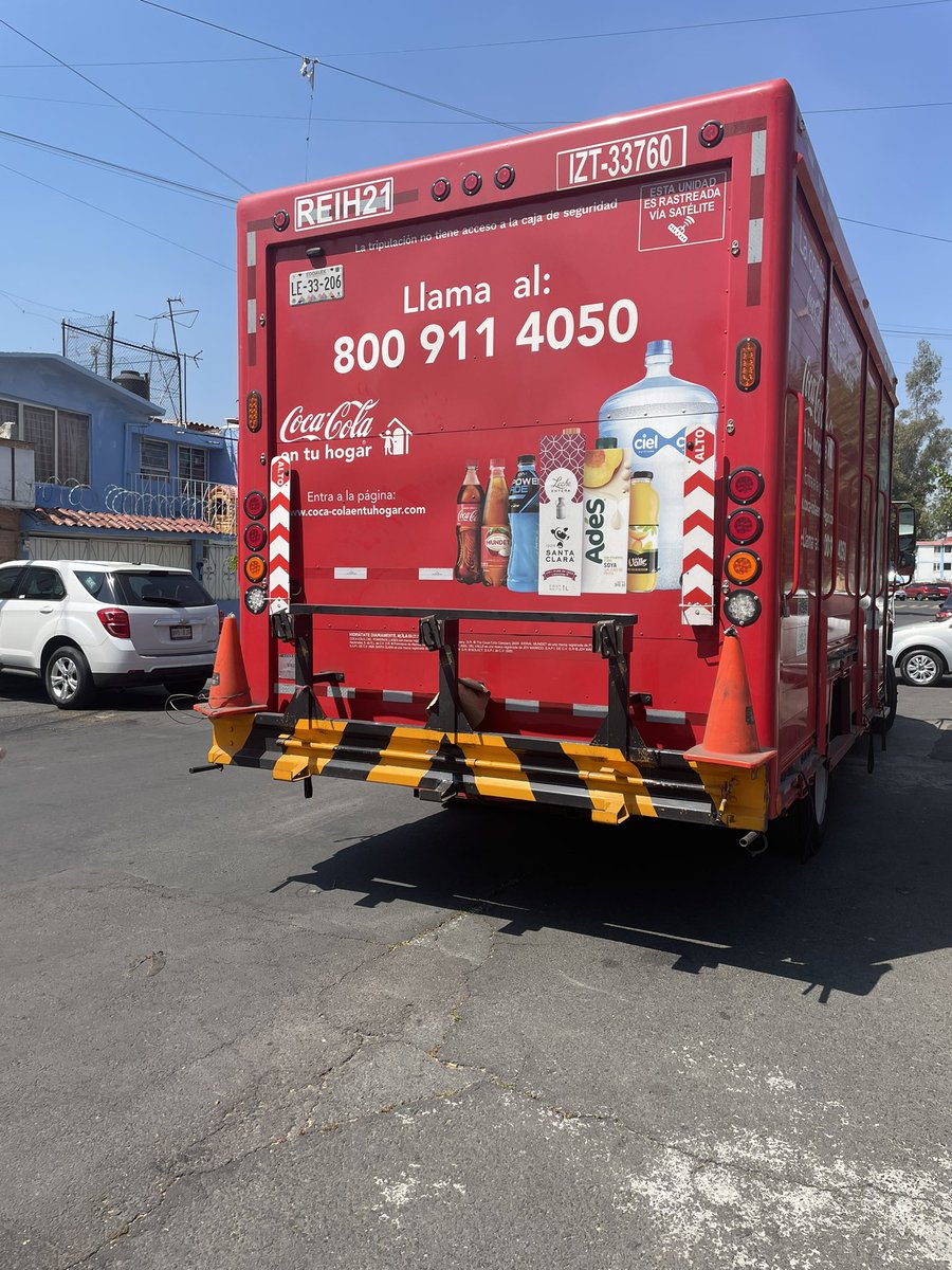 johnston_monse's tweet photo. @CocaColaFM será que puedan venir a quitar su camión de mi entrada para que yo pueda salir? Si la sitúa fuera una emergencia quién correría con los gastos funerarios? No es posible que pongan el camión en una entrada y que nadie se quede… hoy no llego a la escuela pero y mañana? https://t.co/gVaPBI6iiy
