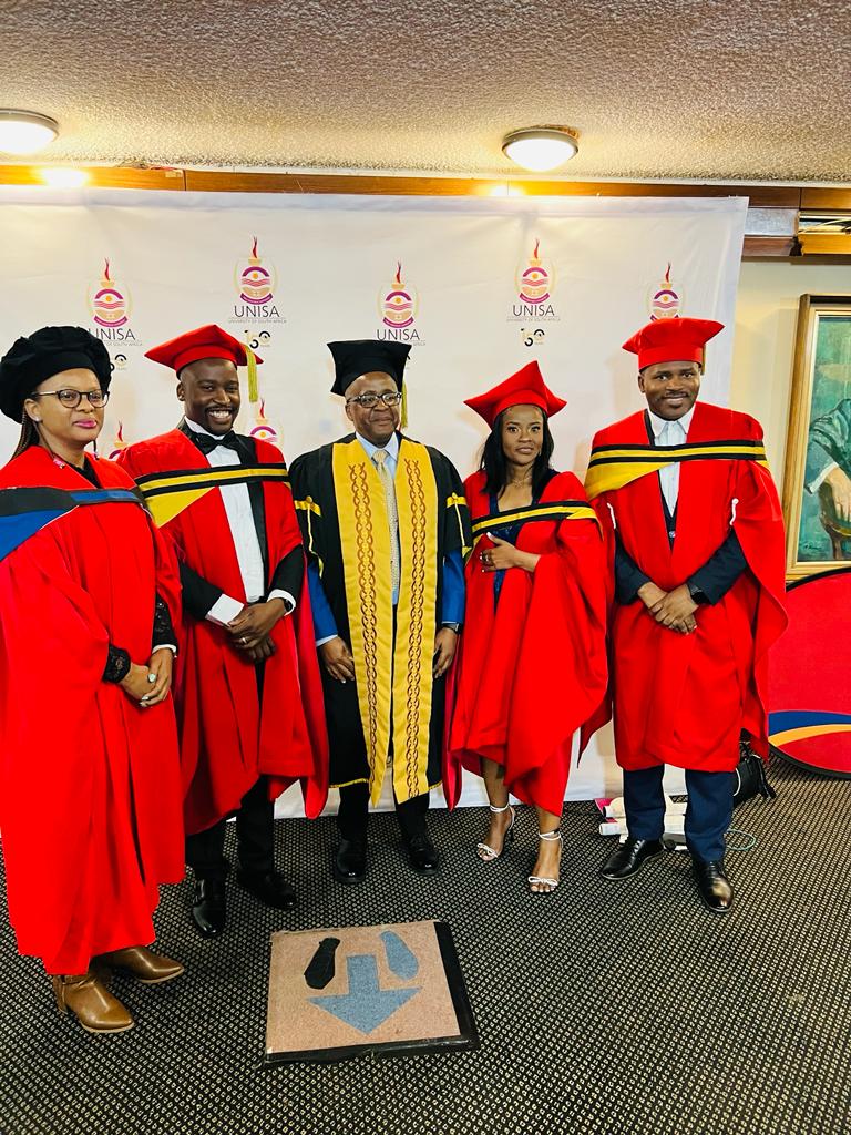 UnisaCSET's tweet photo. [UNISA 2023 SPRING GRADUATIONS] We extend are heartiest congratulations to newly conferred Doctors @UnisaScience Dr  OLGA KELEBOGILE MMELESI (PhD Chemistry) and Dr WILLIAM MOLOTO (PhD Chemistry)✨️👏👏👏✨️Pictured here with their Supervisors and Executive Dean of #UnisaCSET #circleofexcellence #unisa150