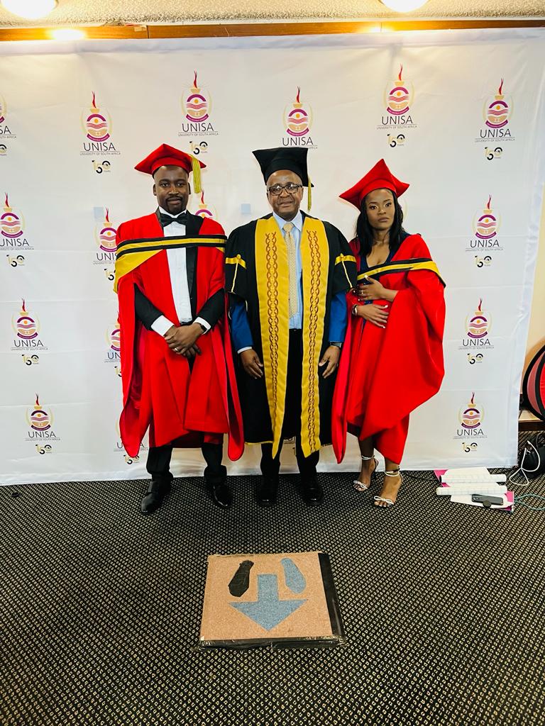 UnisaCSET's tweet photo. [UNISA 2023 SPRING GRADUATIONS] We extend are heartiest congratulations to newly conferred Doctors @UnisaScience Dr  OLGA KELEBOGILE MMELESI (PhD Chemistry) and Dr WILLIAM MOLOTO (PhD Chemistry)✨️👏👏👏✨️Pictured here with their Supervisors and Executive Dean of #UnisaCSET #circleofexcellence #unisa150