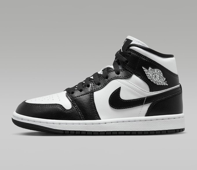 SOLELINKS's tweet photo. Ad: Women’s Air Jordan 1 Mid ‘White/Black’

Foot Locker:https://t.co/ZnB2FfBu1R
DTLR:https://t.co/FYtAKQ7Hst https://t.co/zZFcSrsTou