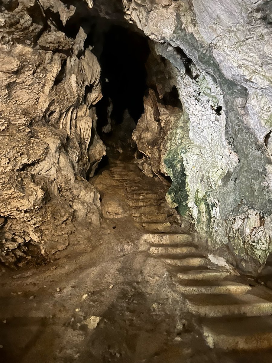 TravelChat's tweet photo. This home had an escape tunnel built into the back of it😮‍💨 they don't make 'em like they used to https://t.co/N6jlAesBHk