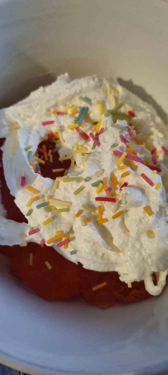 MrsSTParker's tweet photo. The only way to eat jelly, the primary school way 😍🥰 #jelly #cream #sprinkles #school https://t.co/sdkEW9MLVB