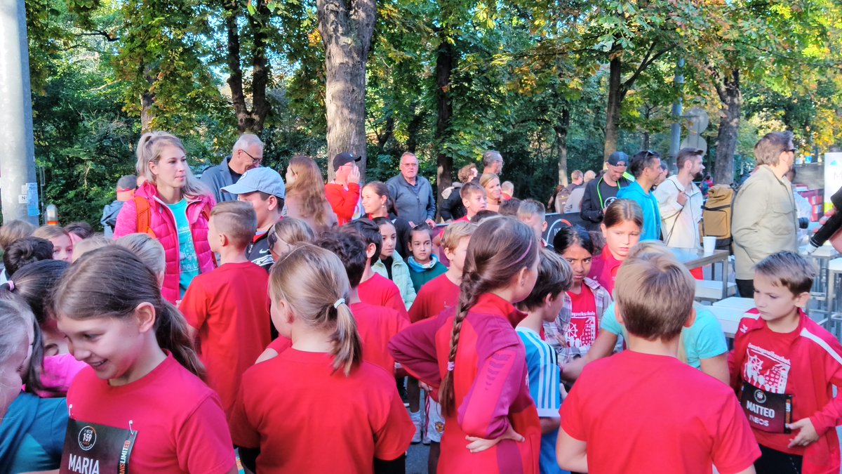 KenyaEmbVienna's tweet photo. 4/4: Direct from his historic fifth victory at the @berlinmarathon, the great @EliudKipchoge took time to address and inspire the next generation of stars from two Viennese primary schools who were at the event as part of their "Daily Mile" run @thedailymileAT  #BeyondSports https://t.co/hzUrWVRuYp