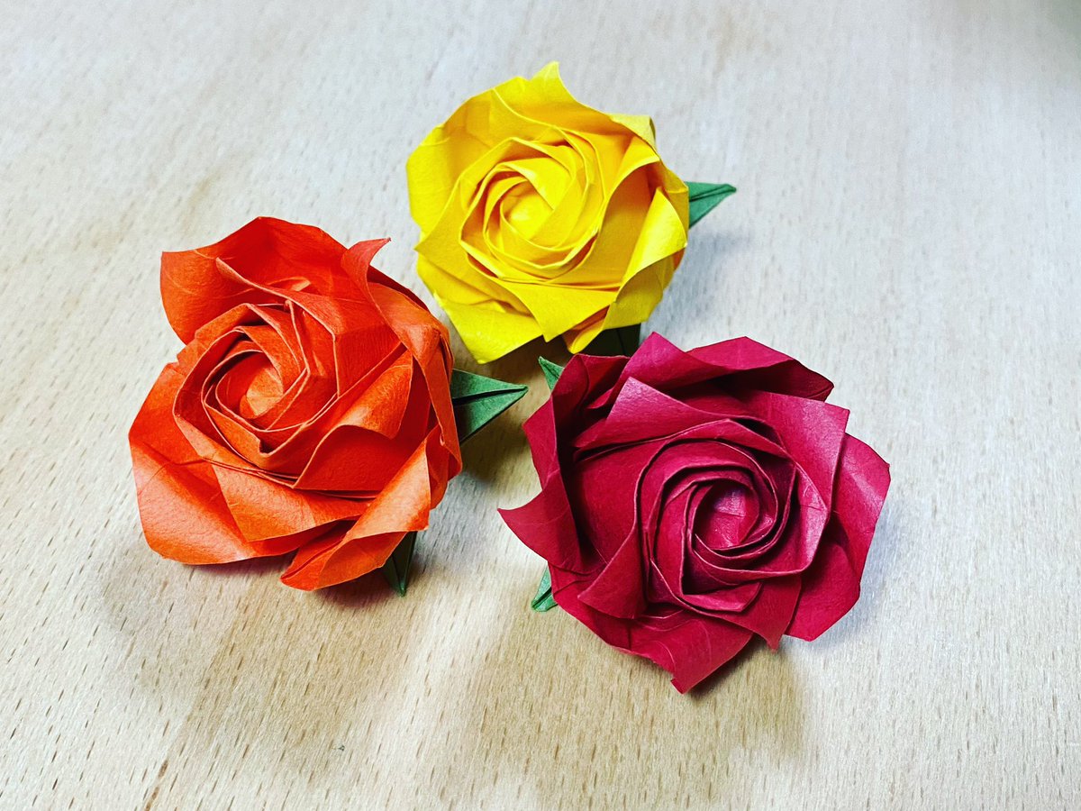Titipin's tweet photo. ふっくら花弁のバラW2
中さんの新刊より
花弁がふえると豪華になってきますね
15cmタントより
不切正方形一枚折り
萼は6.5cmタントより
#折り紙
#折り紙作品
#おりがみ
#バラ
#ばら
#薔薇
#origami
#origamirose
#origamiroses
#rose https://t.co/3nxO4Tl1R2
