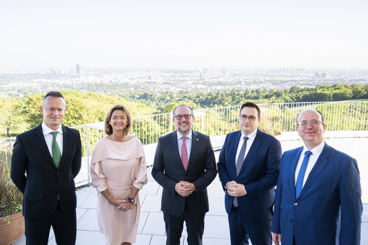 Neighbourhood matters: 10th meeting of #Central5 platform 🇦🇹🇸🇮🇨🇿🇭🇺🇸🇰. 

We stand together to tackle the fallout of #Russia’s brutal war of aggression against #Ukraine and pressure of illegal migration. Together we support the Western Balkans‘ path to the European Union.