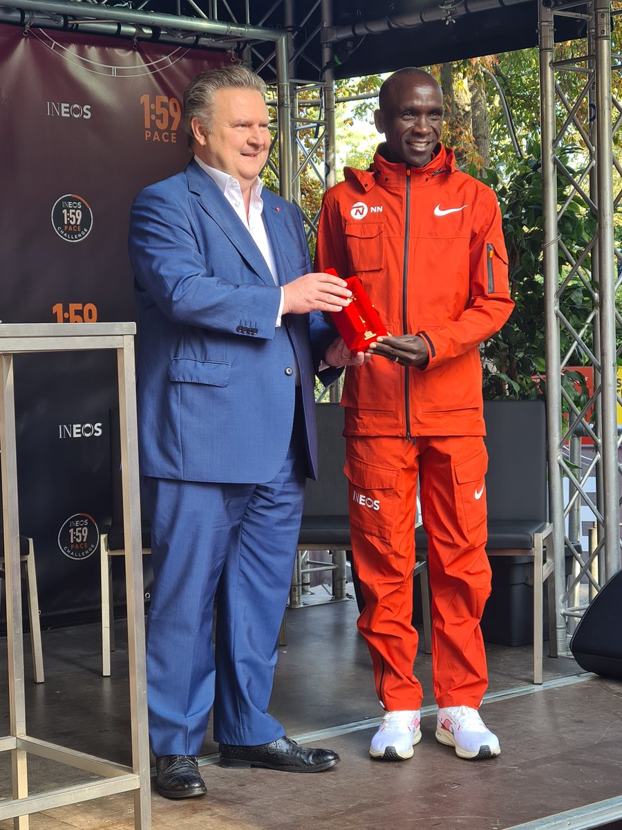KenyaEmbVienna's tweet photo. 3/4: A special moment as Hon. Michael Ludwig - Mayor and Governor of Vienna - presented @EliudKipchoge with the prestigious “Goldener Rathausmann” award during the event. A true testament to the Champion's enduring legacy in Vienna!
@LudwigBgm @Vienna_Marathon https://t.co/DhDwlMJEP0