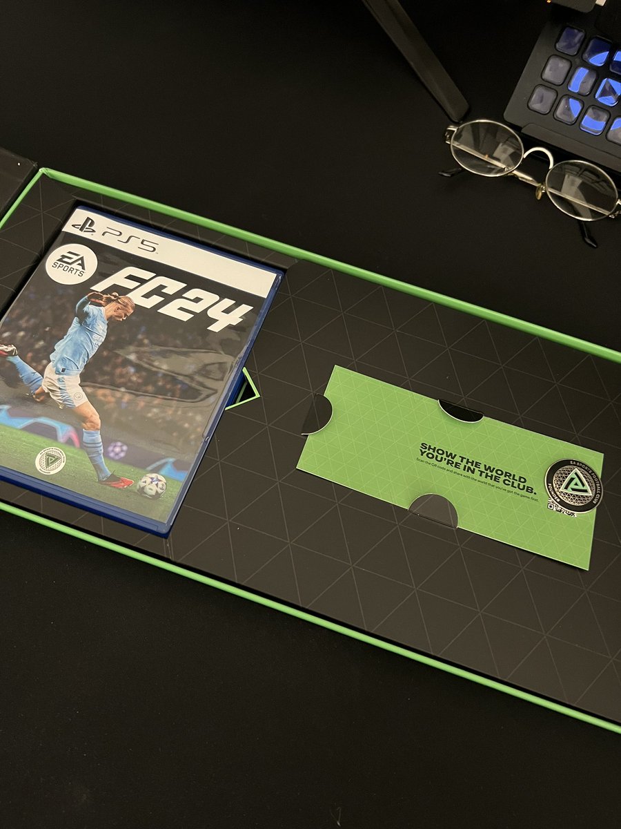 SouenYT's tweet photo. J’ai reçus un jeux FC 24 de la part de @easportsfcfr ( ❤️ ), vue que je l’ai déjà je vous le fait gagner ici ( le code du jeux pas la boîte 🤓 ) 

C’est sur PlayStation 5. 

Je tirerais au sort parmis les commentaires / RT / Fav. Bonne chance à tous, tirage Vendredi 18h00 🍀 https://t.co/QpZCxlLwQp