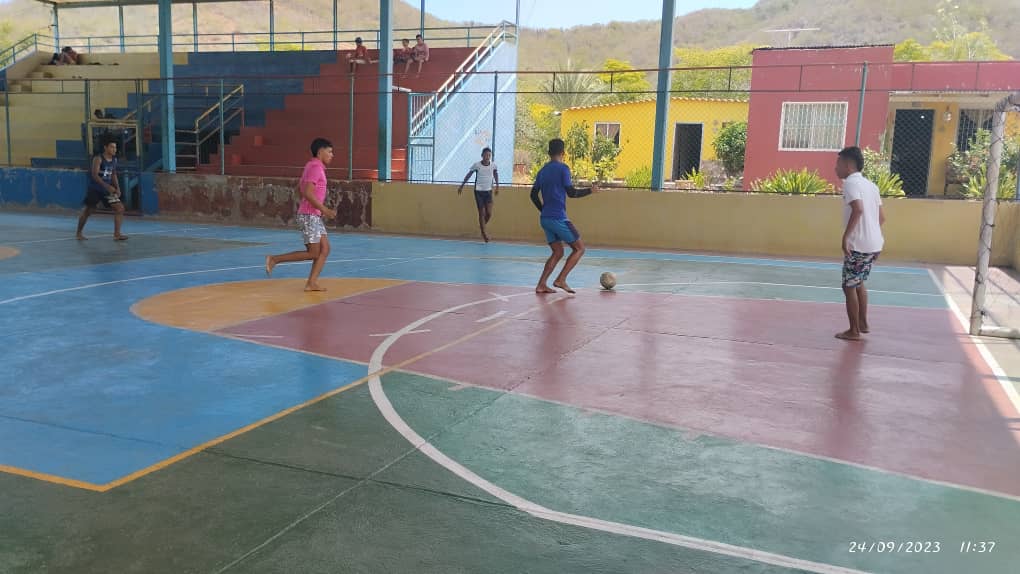 JuventudP_M's tweet photo. El día 24 del mes en curso se realizo en la población de San Francisco, municipio Península de Macanao un torneo de Fútbol sala enmarcado en la celebración de los 15 años de la JPSUV.  Vamos todos y todas a #SoñarHacerYCrecer ❤️💪🏻

@NicolasMaduro 
@dcabellor 
@VickyFSuarez https://t.co/gpJpUUwNKH