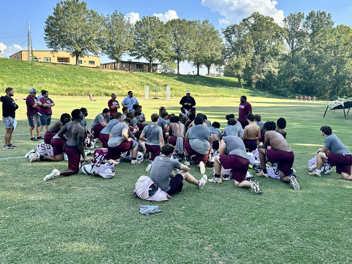 NAHSFball's tweet photo. We appreciate Marquel Conner from the NA Boys & Girls Club for sharing some words of encouragement with the team yesterday after practice. Mr Conner is a huge supporter of NA Football and we appreciate all he does for the Bulldogs!
#NAstrong
#BESTistheSTANDARD https://t.co/hCsSHBBNGa