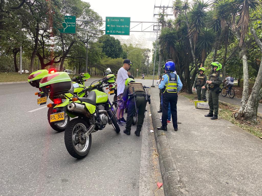 seguridadmed's tweet photo. ⚠️Nuestra estrategia #PlanParques🌳 sigue avanzando en la #Comuna15 - Guayabal. En coordinación con las autoridades continuamos asegurando condiciones seguras y propicias para la comunidad, fomentando la sana convivencia y la seguridad en el sector.
#MedellínSegura. https://t.co/S1oL4p6Pxs
