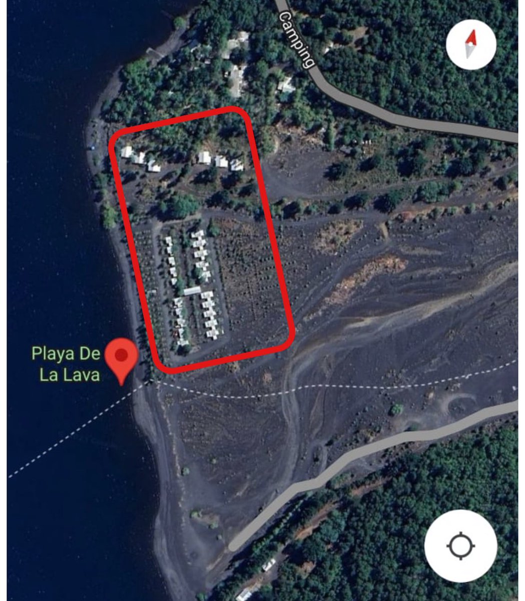 DefendamsChiloe's tweet photo. ⚠️#AlertaVolcan 

Construcciones en pleno lugar donde bajan los lahares de erupción del volcán Villarrica  (lago calafquén).

¿Quien y como permitió esto?

@Sepulinares #megaimpacto 
@Senapred https://t.co/CbNqMXuJUA