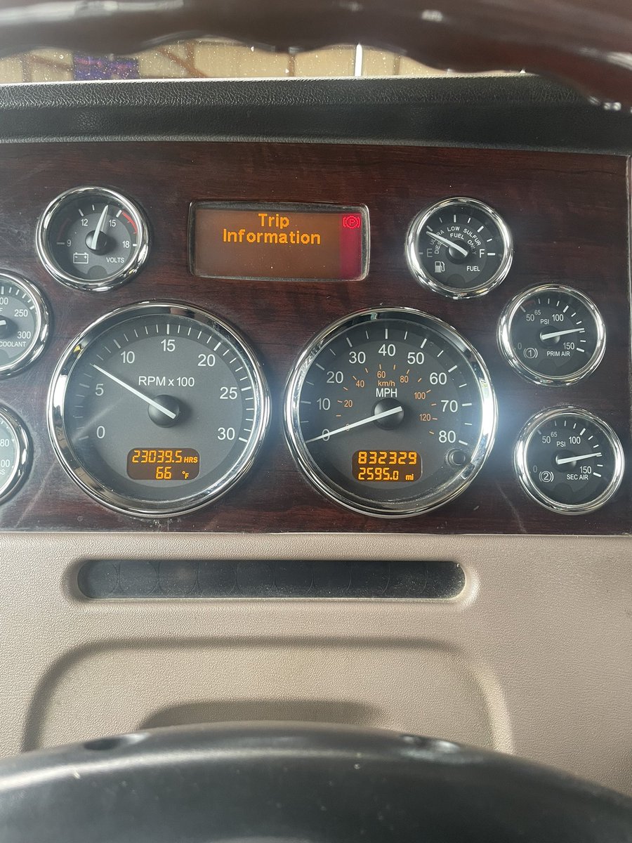 StevenPaprocki7's tweet photo. 2013 386 for sale Cummins x15. Had rings liners and pistons at 400k. Drives and pusher tires are 85 percent or better. Steers are new with new rims. New headlights, just had the air to air put in and a service. $72,500 retweets appreciated https://t.co/ivPJZKmlPS