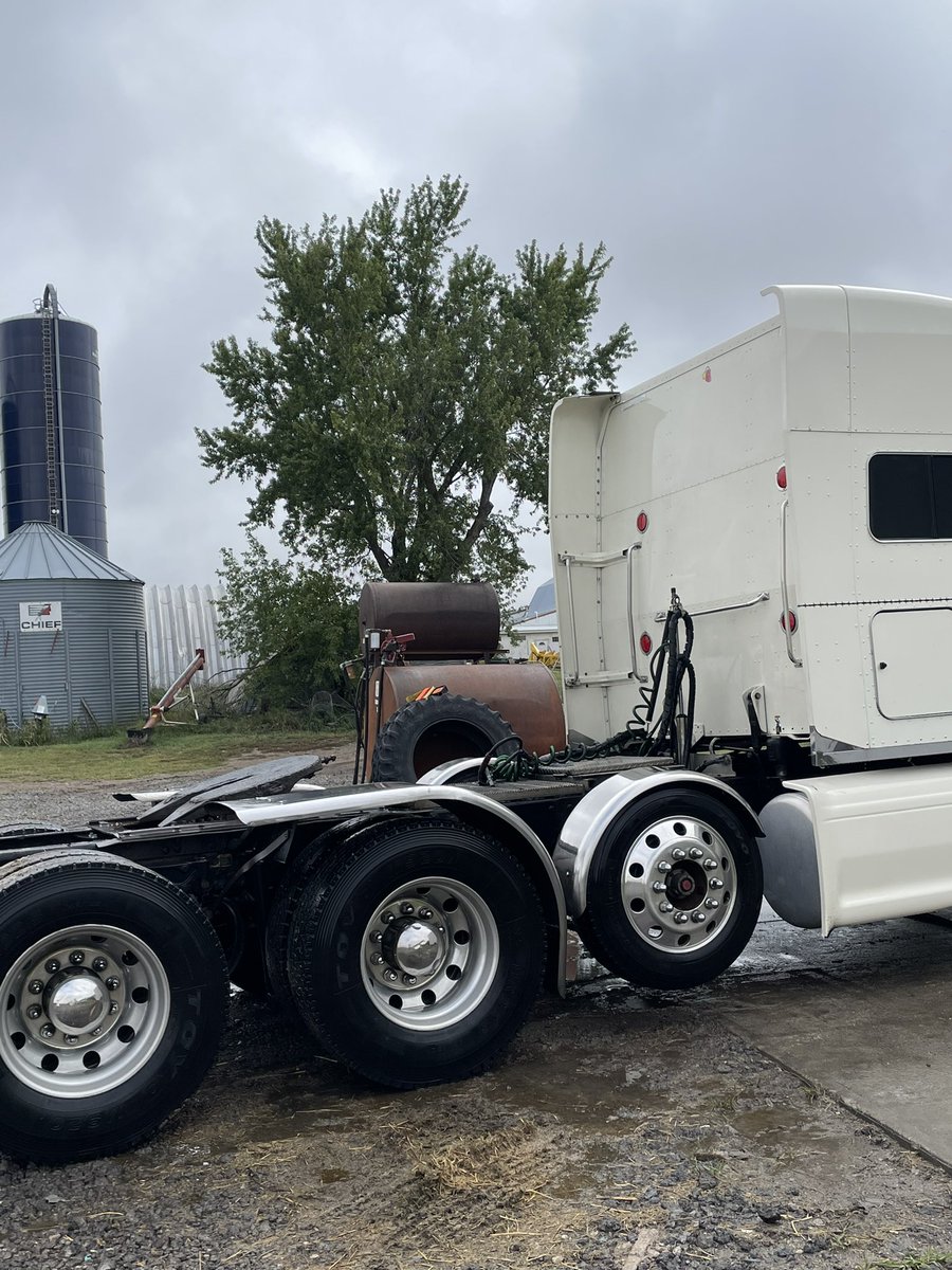 StevenPaprocki7's tweet photo. 2013 386 for sale Cummins x15. Had rings liners and pistons at 400k. Drives and pusher tires are 85 percent or better. Steers are new with new rims. New headlights, just had the air to air put in and a service. $72,500 retweets appreciated https://t.co/ivPJZKmlPS