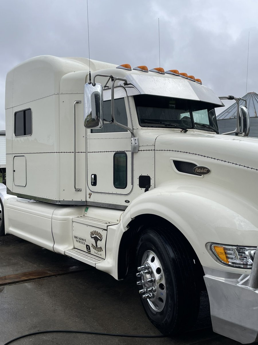 StevenPaprocki7's tweet photo. 2013 386 for sale Cummins x15. Had rings liners and pistons at 400k. Drives and pusher tires are 85 percent or better. Steers are new with new rims. New headlights, just had the air to air put in and a service. $72,500 retweets appreciated https://t.co/ivPJZKmlPS