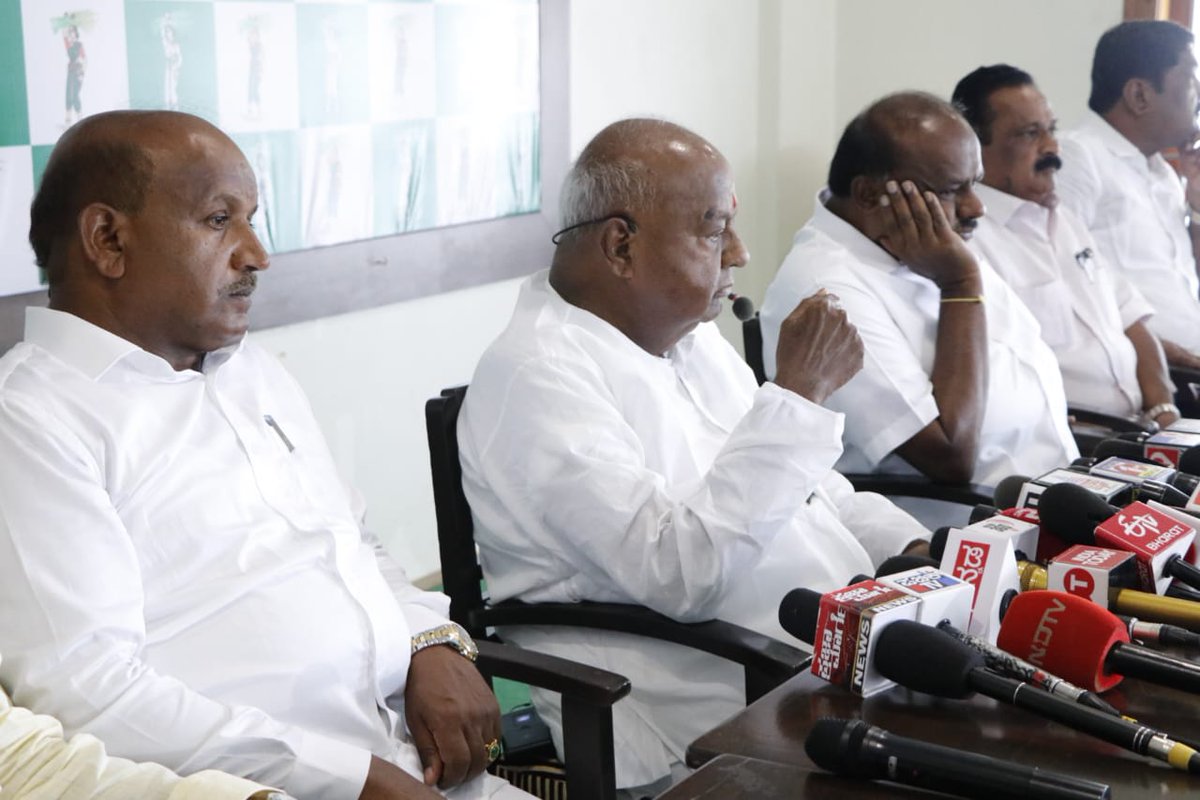 hd_kumaraswamy's tweet photo. ಮಾಜಿ ಪ್ರಧಾನಿಗಳು, @JanataDal_S ರಾಷ್ಟ್ರೀಯ ಅಧ್ಯಕ್ಷರಾದ ಶ್ರೀ @H_D_Devegowda ಅವರು ಜೆಪಿ ಭವನದಲ್ಲಿ ಮಾಧ್ಯಮಗೋಷ್ಠಿಯನ್ನು ಉದ್ದೇಶಿಸಿ ಮಾತನಾಡಿ, @BJP4Karnataka ಜತೆಗಿನ ಮೈತ್ರಿಯ ಬಗ್ಗೆ ಮಹತ್ವದ ವಿಚಾರಗಳನ್ನು ಹಂಚಿಕೊಂಡರು.

ಮಾಜಿ ಸಂಸದ ಶ್ರೀ ಕುಪೆಂದ್ರ ರೆಡ್ಡಿ, ಶಾಸಕ ಶ್ರೀ ಎಂ.ಟಿ.ಕೃಷ್ಣಪ್ಪ, ವಿಧಾನ ಪರಿಷತ್ ಸದಸ್ಯರಾದ ಶ್ರೀ ಟಿ.ಎ.ಶರವಣ, ಶ್ರೀ ಬಿ.ಎಂ.ಫಾರೂಕ್, ಶ್ರೀ ಮಂಜೇಗೌಡ, ಪಕ್ಷದ ನಗರ ಘಟಕದ ಅಧ್ಯಕ್ಷ ಶ್ರೀ ಹೆಚ್.ಎಂ.ರಮೇಶ್ ಗೌಡ, ವಿಧಾನ ಪರಿಷತ್ ಮಾಜಿ ಸದಸ್ಯರಾದ ಶ್ರೀ ಕೆ.ಟಿ.ಶ್ರೀಕಂಠೇಗೌಡ, ಶ್ರೀ ಚೌಡರೆಡ್ಡಿ ತೂಪಲ್ಲಿ ಮುಂತಾದವರು ಉಪಸ್ಥಿತರಿದ್ದರು.