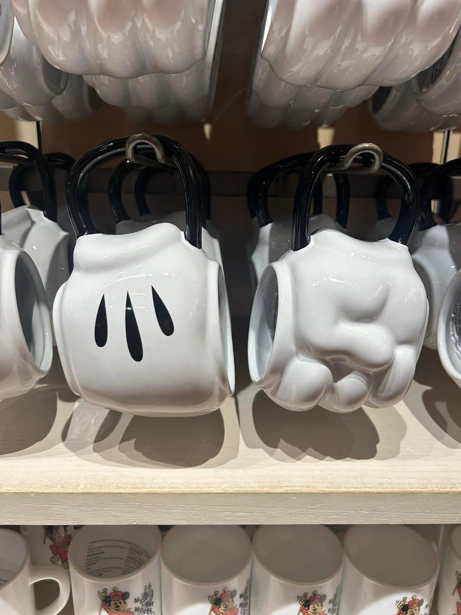 ShopMouseToGo's tweet image. I’m almost got everything from the Halloween party wrapped up, so I thought I’d start sharing some of the new stuff from my weekend shopping

The first stop is the mugs because it seemed to get a makeover with all of the new ones filling the shelves

Plz msg for ordering