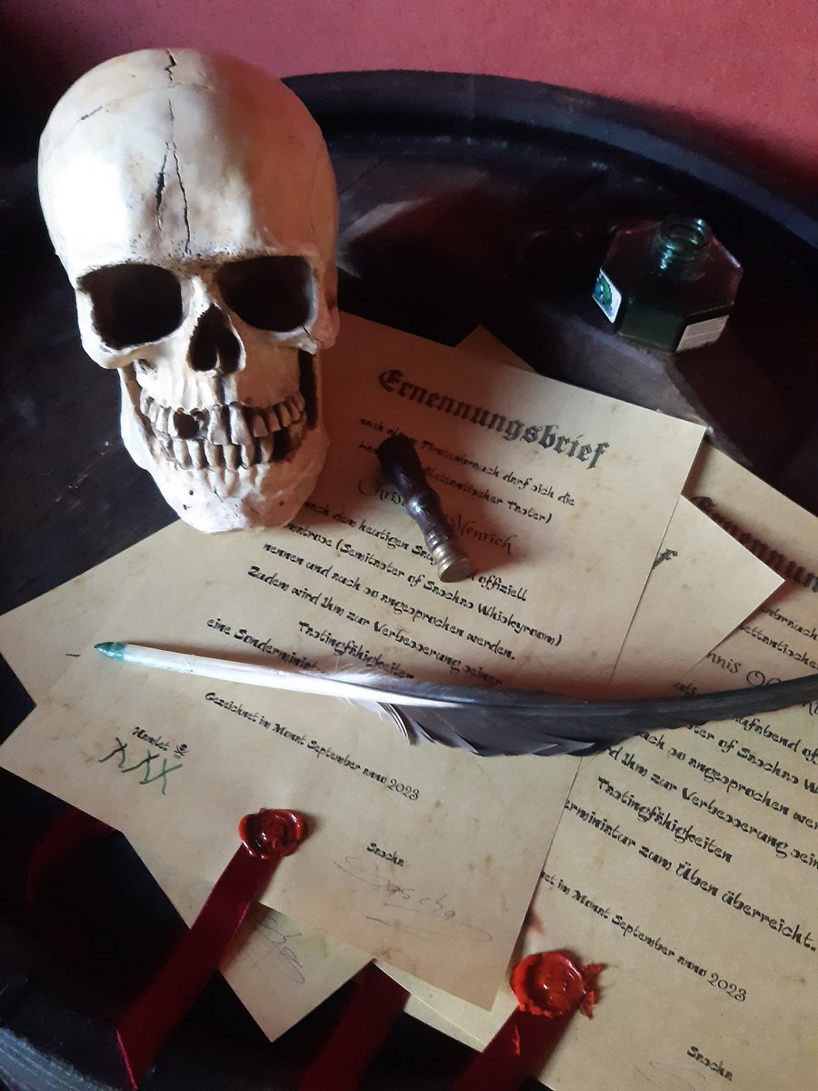 HamletderPirat's tweet photo. Arrr, am Samstag ist es soweit. 4 Landratten werden zu Leichtmatrosen ernannt. Ich hoffe sie sind trinkfest. 

#leichtmatrose #Tortuga #Piraten #Kaperbrief #Landratte #Whisky #Tasting #whiskytasting https://t.co/O9oCUlduya